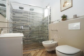 Zimmer, 1 Schlafzimmer, Balkon, Stadtblick | Badezimmer