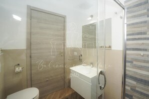 Zimmer, 1 Schlafzimmer, Balkon, Stadtblick | Badezimmerausstattung