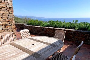 Outdoor dining - Villa in Gaou with Sea View and Beach (Bormes-les-Mimosas)