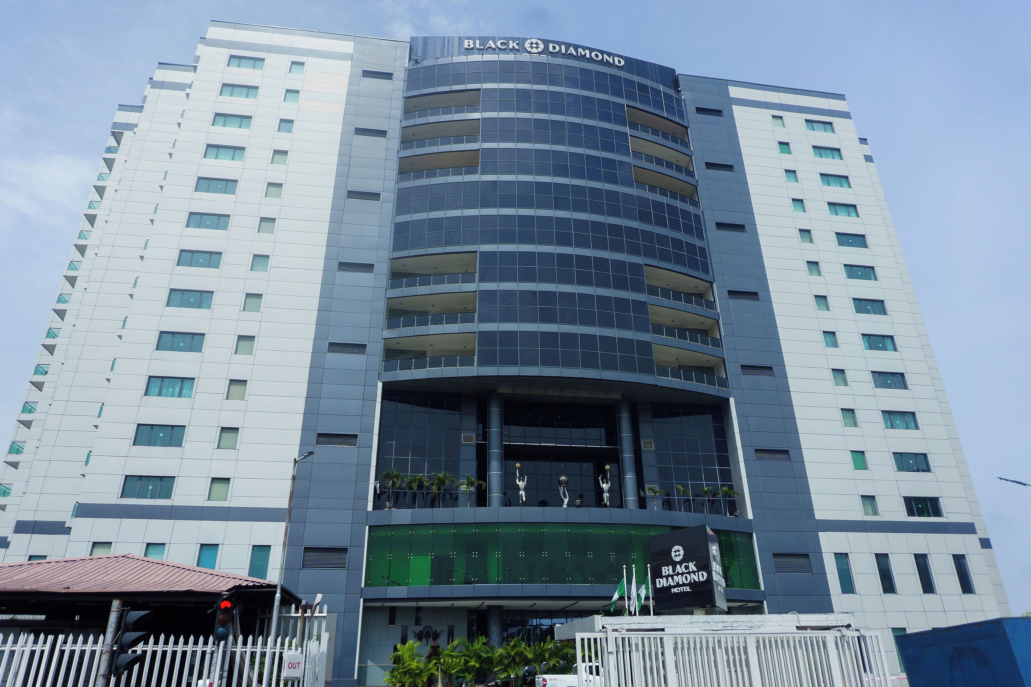 Un edificio de hotel de varios pisos con un llamativo letrero que dice 'BLACK DIAMOND' en la parte superior.