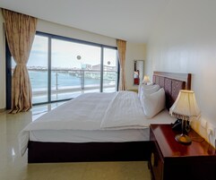 Family Suite | In-room safe, desk, laptop workspace, blackout curtains