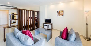 Kamer, 1 twee- of 2 eenpersoonsbedden | Een kluis op de kamer, een bureau, een laptopwerkplek