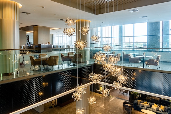 2 restoran, makan tengah hari, makan malam dihidangkan; masakan Itali