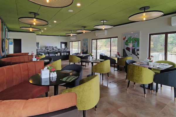 Café da manhã com buffet grátis todos os dias