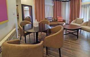 Vibe Executive Suite | Living area | Smart TV