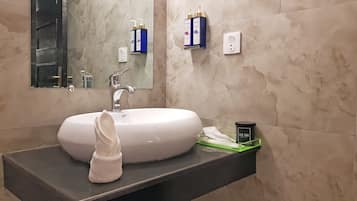 エグゼクティブ ダブルまたはツインルーム | バスルーム | シャワー、デザイナーバスアメニティ、ヘアドライヤー、バスローブ