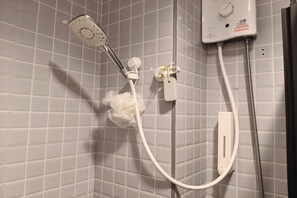 Ducha, toallas, jabón y champú