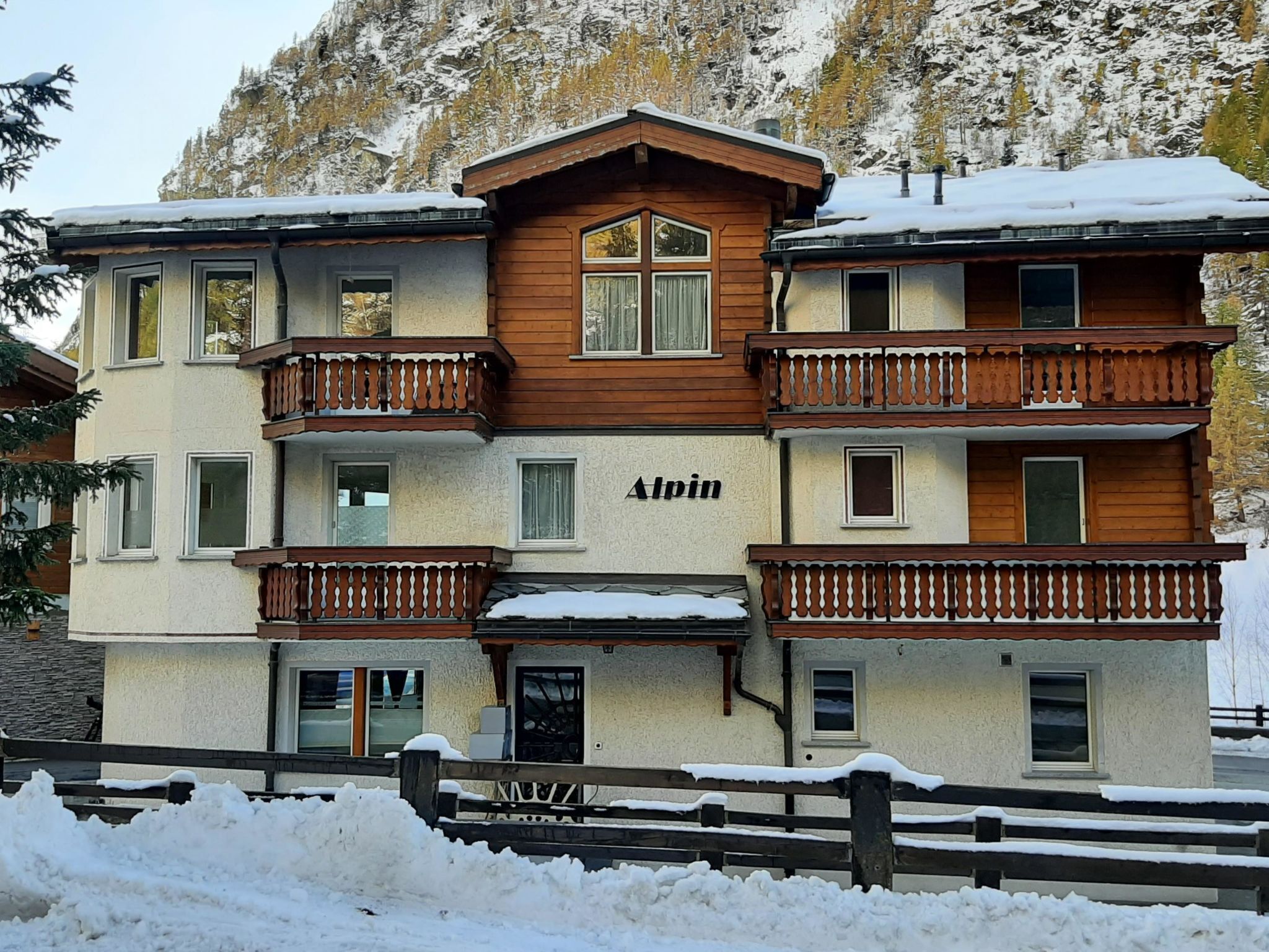 Un edificio a più piani con balconi, un cartello con su scritto 