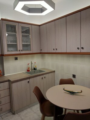 Køleskab, ovn, kogeplade, kaffe-/temaskine