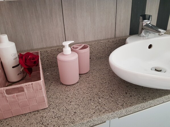 Doccia, asciugacapelli, bidet, asciugamani
