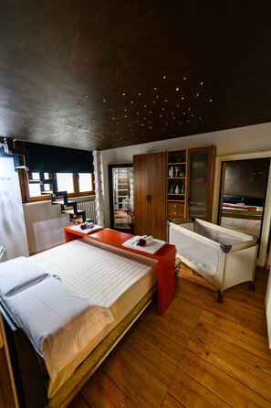 3 slaapkamers, een bureau, een strijkplank/strijkijzer, beddengoed