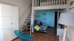 Unclassified image, 2 of 17, button - Large mezzanine studio with sea view, parking and AC near the Calanque de la Cron (Cavalaire-sur-Mer)