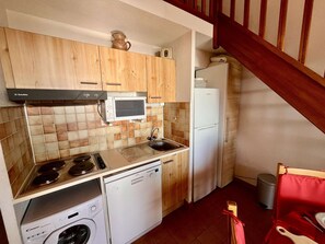 Fridge, stovetop, dishwasher, coffee/tea maker