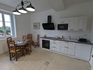 Fridge, microwave, dishwasher, dining tables - Charming Riverside Gîte: Family-friendly, Horse-friendly, Perfect for Cyclists (Sigloy)