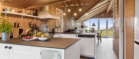 Een koelkast, een microgolfoven, een vaatwasser