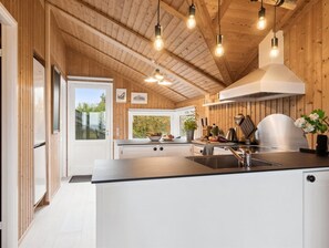 Kühlschrank, Mikrowelle, Geschirrspüler, Kochgeschirr/Geschirr/Besteck