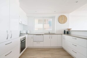 Fridge, microwave, oven, stovetop - Beautiful Coastal Apartment with Epic Sea Views (Kings Beach)