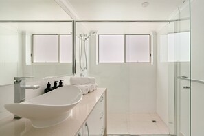 Dusche, Haartrockner, Handtücher, Shampoo