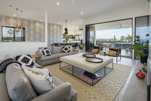 Tv, bøger, kontorer