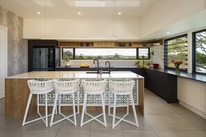 Køleskab, mikrobølgeovn, ovn, kogeplade