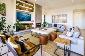 Tv, bøger, kontorer