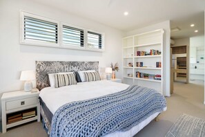 4 habitaciones, tabla de planchar con plancha, cuna de viaje y wifi 