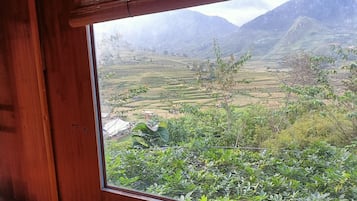 مكتب ومساحة عمل للكمبيوتر المحمول وتجهيزات عازلة للصوت وملاءات أسرّة