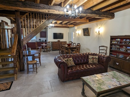 TV. Charming Riverside Retreat, Near Loire's Treasures, Perfect for Families & Horse Lovers