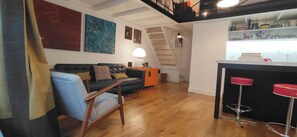 時尚開放式套房 | 低過敏寢具、記憶床墊、迷你吧、布置獨特