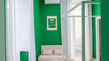 Deluxe kamer, 1 twee- of 2 eenpersoonsbedden | Hypoallergeen beddengoed, bedden met traagschuimmatras, een minibar