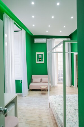 Deluxe kamer, 1 twee- of 2 eenpersoonsbedden | Hypoallergeen beddengoed, bedden met traagschuimmatrassen, een minibar