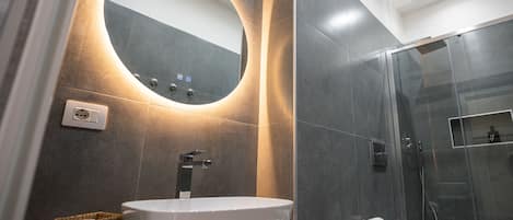 Deluxe-Doppel- oder -Zweibettzimmer | Badezimmer | Dusche, Regendusche, kostenlose Toilettenartikel, Haartrockner