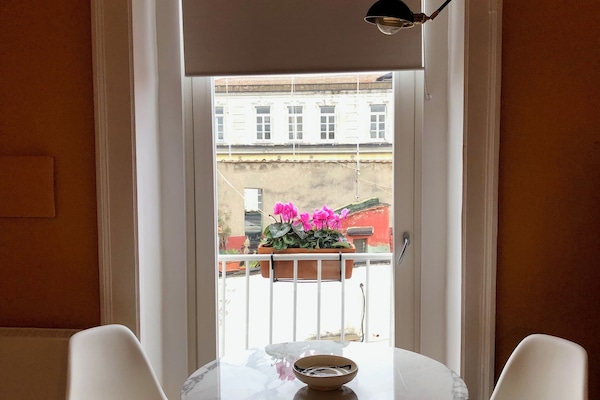 Suite estudio de diseñador | Ropa de cama hipoalergénica, camas con efecto memoria y minibar