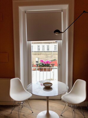 時尚開放式套房 | 低過敏寢具、記憶床墊、迷你吧、布置獨特