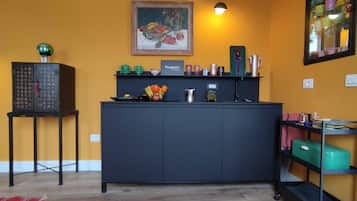 Design-studiosuite | Allergivenligt sengetøj, senge med madrasser af memory foam, minibar