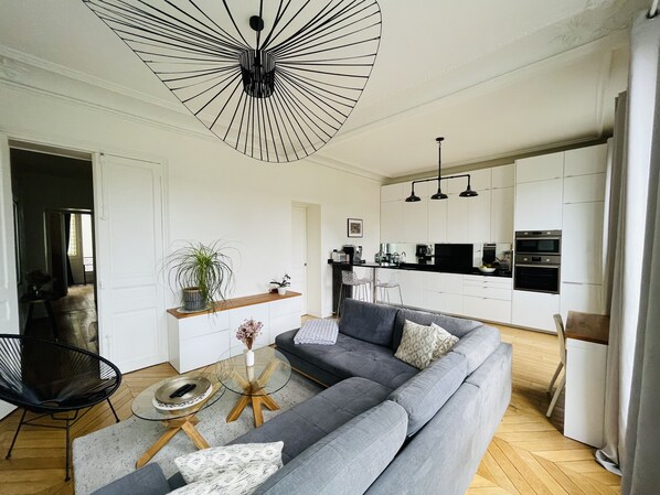 Smart TV - Appartement Haussmannien Moderne. Central et Proche de Toutes Commodités (Paris)