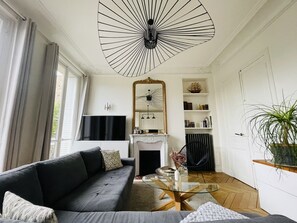 Smart TV - Appartement Haussmannien Moderne. Central et Proche de Toutes Commodités (Paris)