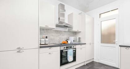 Modern 2 bedroom apartment close to local amenities.