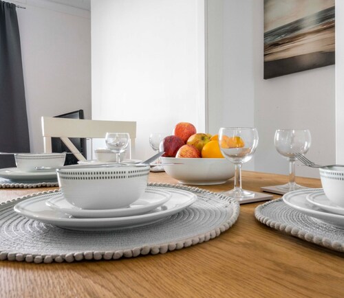 Modern 2 bedroom apartment close to local amenities.