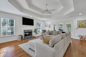 TV, fireplace, ping pong - Savannah 5BR Pool, Jacuzzi, Firepit, Sports, Games (Savannah)