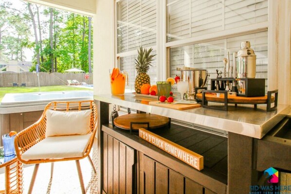 Outdoor dining - Savannah 5BR Pool, Jacuzzi, Firepit, Sports, Games (Savannah)