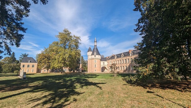 A large, historic building with a prominent tower and a well-maintained lawn. - Ground Floor Apartment in Historic Setting, Near Downtown Châteauroux (Châteauroux)