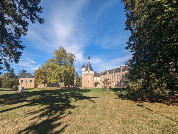 Exterior - Ground Floor Apartment in Historic Setting, Near Downtown Châteauroux (Châteauroux)