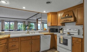 Refrigerador, microondas, horno, placa de cocina