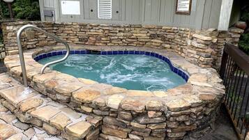 Tina de hidromasaje al aire libre