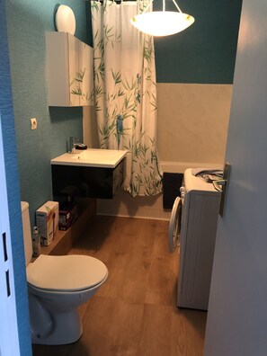 Haartrockner, Handtücher, Seife, Toilettenpapier