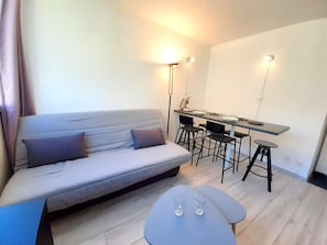 TV - Cozy Studio for 4 in Piau Engaly with Ski Locker, TV & Kitchenette (Piau-Engaly)