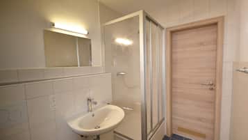 Chambre simple | Salle de bain | Douche, serviettes fournies, savon, papier de toilette