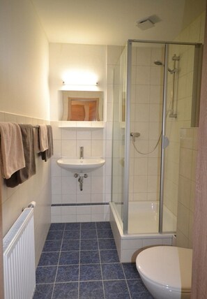 Economy Double Room | Bathroom