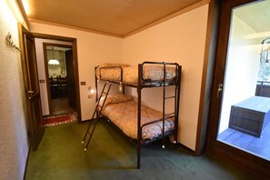 3 bedrooms, bed sheets